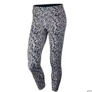 Nike Women's Pronto ESSENTIAL Running Crop Pant
